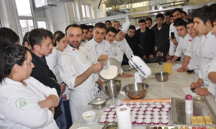 MENGEN KAMPÜSÜNDE PASTRY ŞEF KEMAL ÖZCAN’LA TATLI SOHBETLER