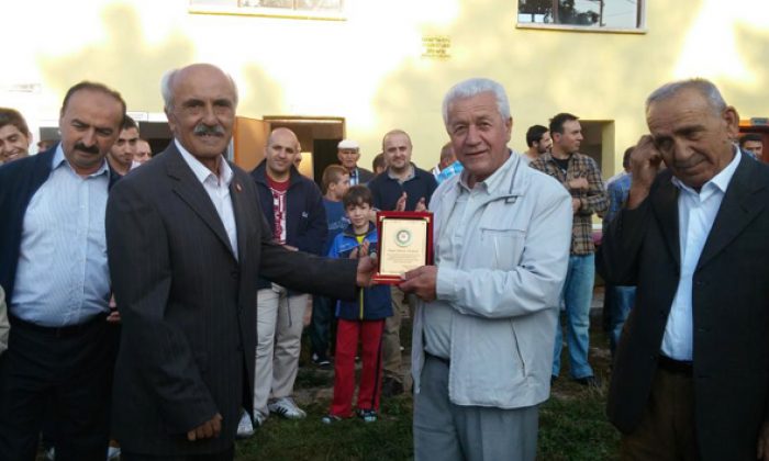 RÜKNETTİN KÖY DERNEĞİNDEN ÖNCEKİ MUHTAR VE AZALARA PLAKET