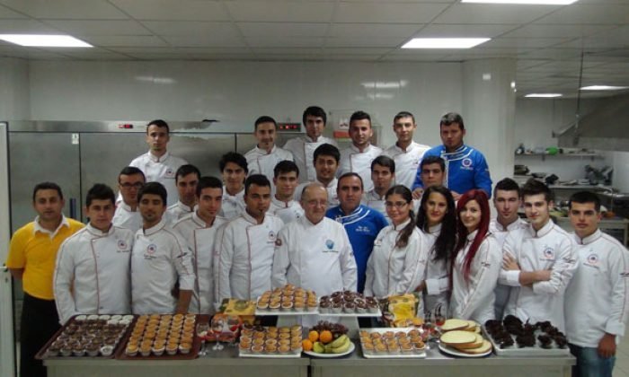 MANAVGAT AŞÇILAR DERNEĞİ’NDEN  MYO ÖĞRENCİLERİNE PASTACILIK EĞİTİMİ