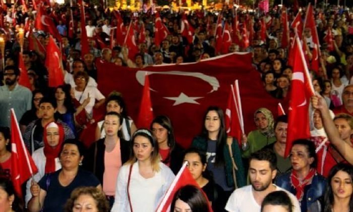 CHP’nin düzenlediği fener alayında coşku vardı