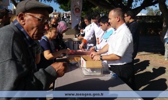 Manavgat Aşçılar Derneği 3 Bin Kişiye Aşure Dağıttı