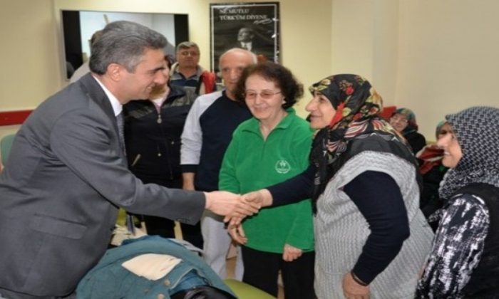 VALİ’DEN YAŞLI MERKEZİNİ ZİYARET