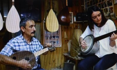 Ürettiği ve çaldığı sazın eğitimini de veriyor