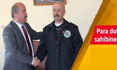 Para dolu çantayı sahibine teslim etti