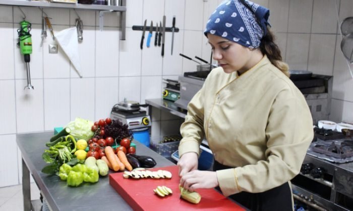Yemekler onun ellerinde lezzet buluyor