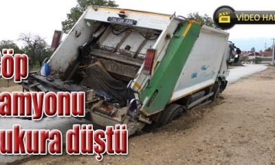 Çöp kamyonu çukura düştü