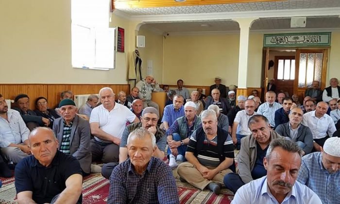 Umreciler Beşler Camiinde Bir Araya Geldi