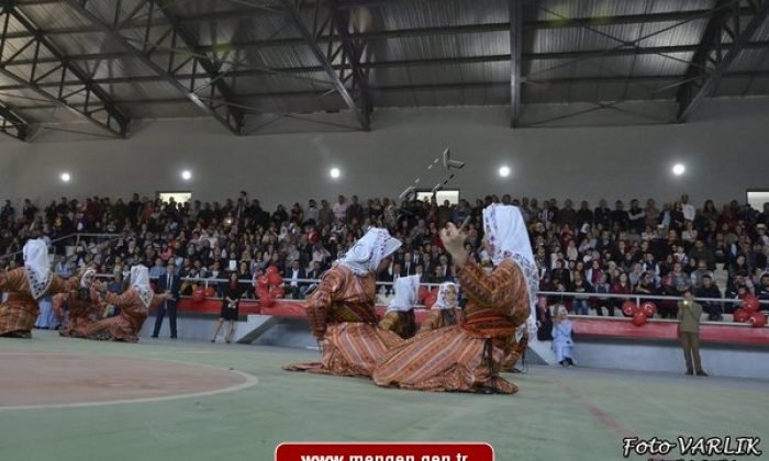 23 Nisan Kutlamaları Salonda Begeni İle İzlendi