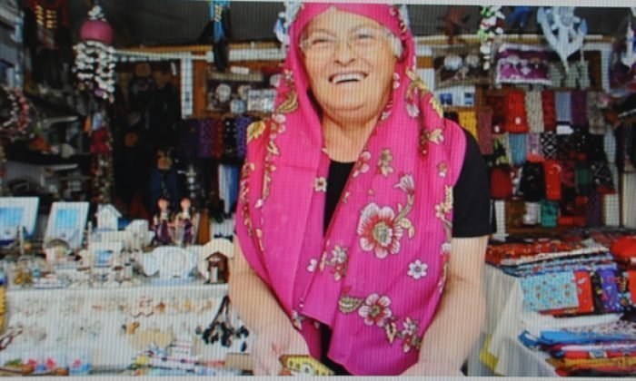 Tarihi evlerin gölgesinde kadınların kurduğu yöresel pazar