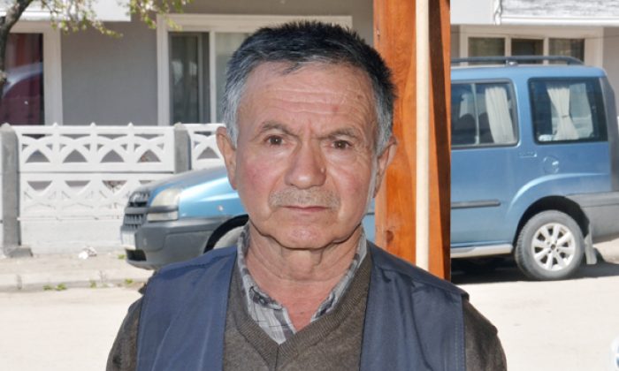 Tarlasına Yıkılan Telefon Direklerinden Şikayetçi