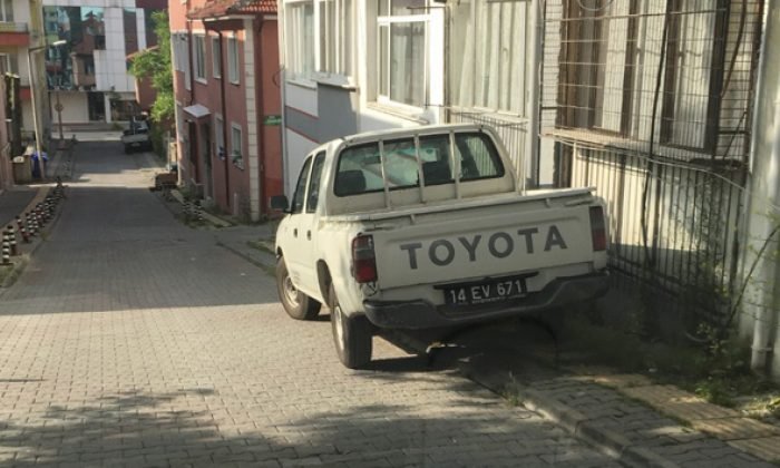 Hem kaldırımda, hem de engelli yolunun üzerinde !