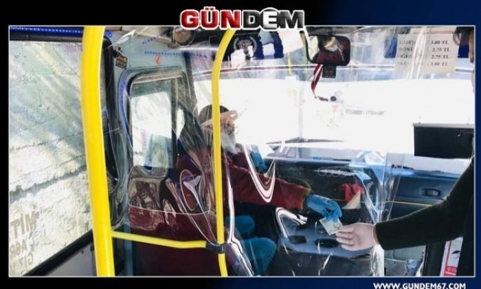 Yolcu minibüsünde korona virüse karşı bölmeli önlem