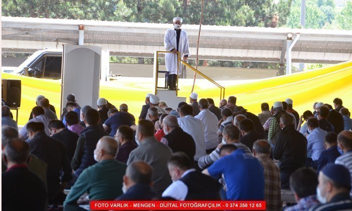 Mengen’de salgın sürecindeki ikinci cuma namazı’da pazar yerinde kılındı