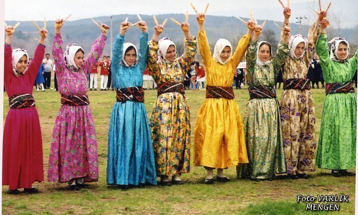 İŞTE BUU !!YÖRESEL GİYİMLİ FOLKLOR EKİBİMİZ/1999 Yılı