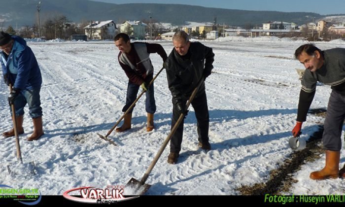 Tarihte Bugün – 2013 – Mengen Belediyespor Sahası Kardan Temizlendi