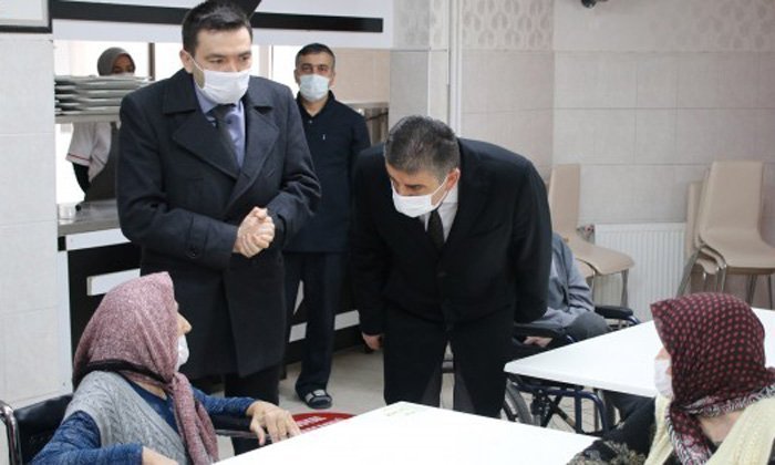 KAYMAKAM VE BAŞKAN’DAN HUZUREVİNE ZİYARET