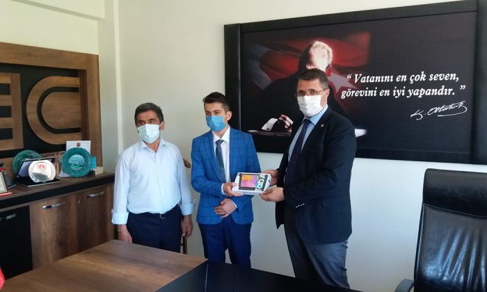 Yarışmada Birinci Olan Öğrenci Tabletle Ödüllendirildi