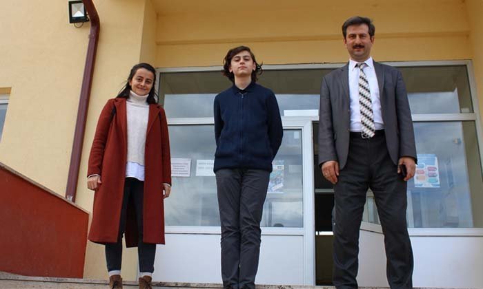Kendisini Yetiştiren Öğretmeninin Çocuğuna Öğretmenlik Yapıyor