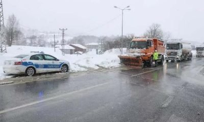 Anadolu Otoyolu Bolu Dağı geçişi TIR trafiğine, D-100 karayolu ise tüm araçlara kapatıldı