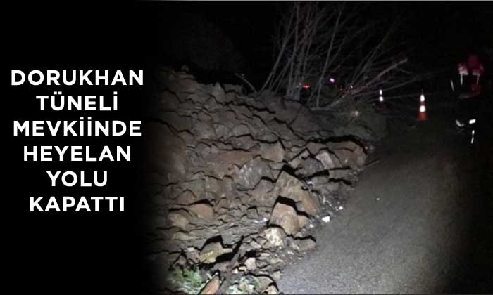 Heyelan ulaşımın aksamasına yol açtı