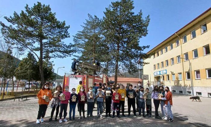 Gökçesu’da öğrencilerden okul bahçesine kuş yuvası