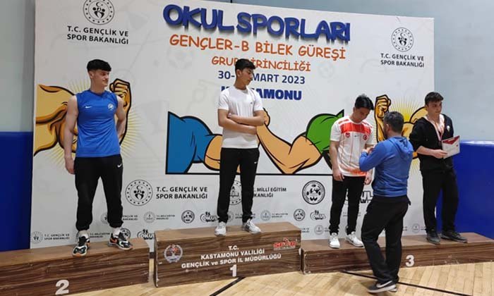 Yiğithan’ın bileği bükülmüyor – Mengen İHL Öğrencisi Bilek Güreşinde Bölge İkincisi Oldu