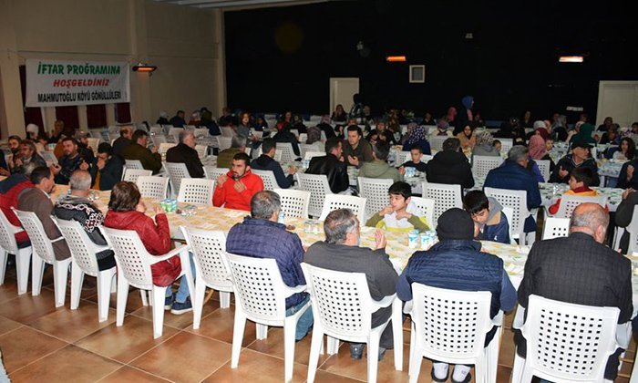 Mengen’de yaşayan Devrek’in Mahmutoğlu köylüleri iftarda buluştu