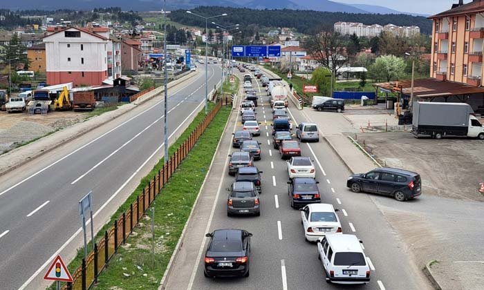 Mengen’de bayram dönüşü trafik yoğunluğu başladı