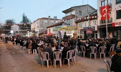 Mengen’de Atatürk Caddesi boyunca iftar yemeği
