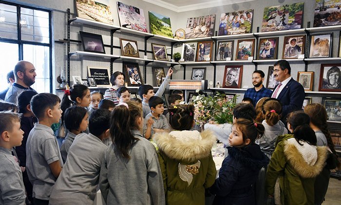 Foto Hüseyin Varlık Fotoğraf Sergi Salonu, Öğrencileri Ağırlıyor