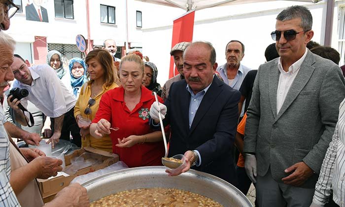 Mengen Belediyesi vatandaşlara aşure dağıttı