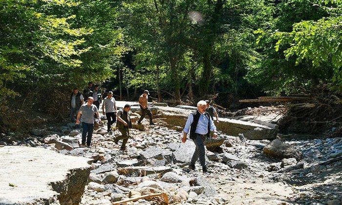 Bolu’da sel hasarlarına karşı birlik vurgusu: Vali Kılıç, kapanan Mengen-Yedigöller yolunu inceledi