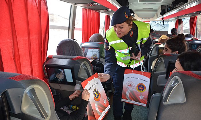 Jandarmadan emniyet kemeri takan yolculara hediye