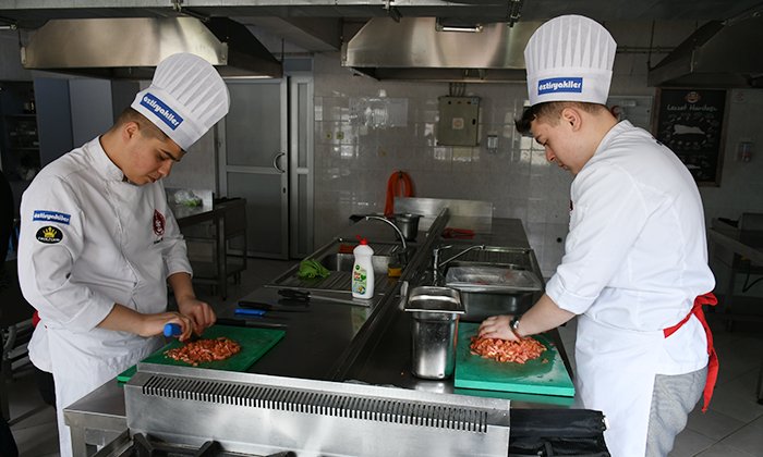 Mengen Aşçılık Okulu öğrencileri ve öğretmenlerinden Ramazan ayında ihtiyaç sahiplerine anlamlı destek