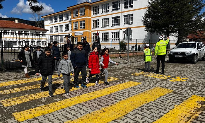 Mengen’de öğrencilere “Öncelik Hayatın, Öncelik Yayanın” eğitimi