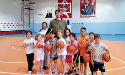 Mengenli profesyonel basketbolcu Çağatay Özkan’dan ilçedeki minik sporculara anlamlı ziyaret