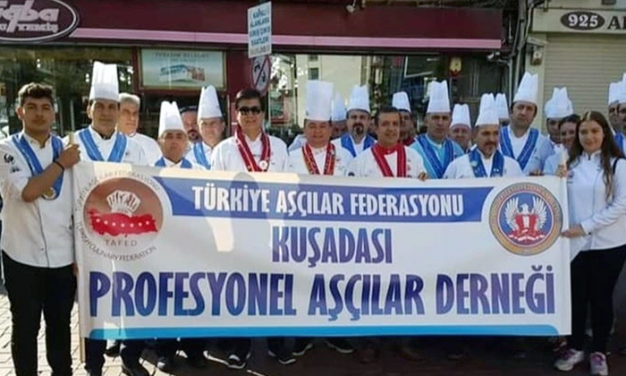 Mengenli aşçıbaşı Çörtoğlu Kuşadası’nda lezzetleriyle sanat yaratıyor