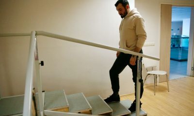 Seçim çalışmasındaki kazada omurgası kırılan muhtar fizik tedaviyle yürümeye başladı