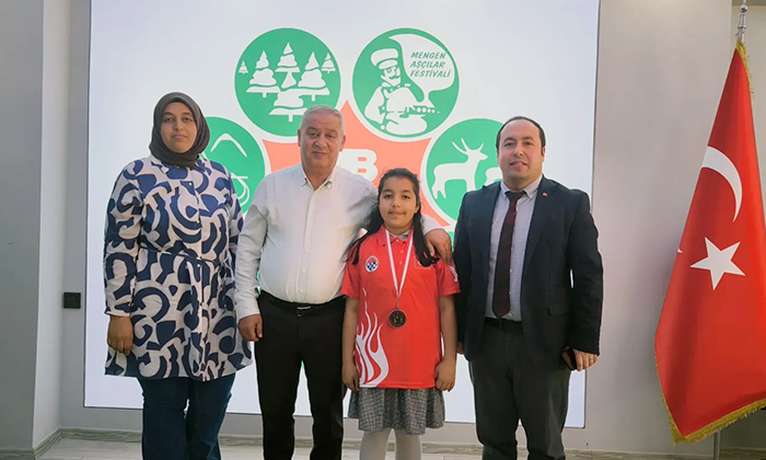 Mengen’in satranç şampiyonu küçük Berra, Mengen Belediye Başkanı Vural Turan’ı ziyaret etti