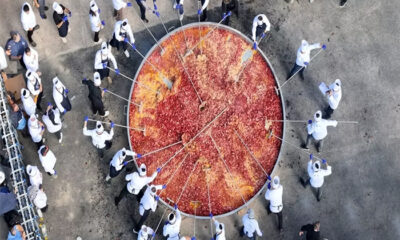 Afyon’da 1930 kilo ağırlığındaki sucuklu yumurtayla dünya rekoru kırıldı
