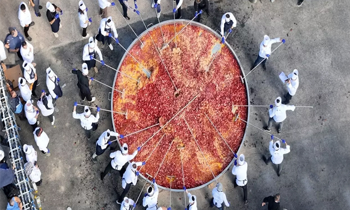 Afyon’da 1930 kilo ağırlığındaki sucuklu yumurtayla dünya rekoru kırıldı